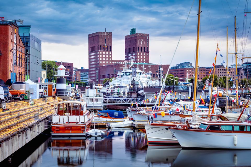 oslo-city-hall-at-dawn-682203953-598a57d6054ad90011368662