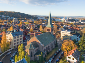 Vålerenga-church-Oslo-colourbox-1000x500-285x214